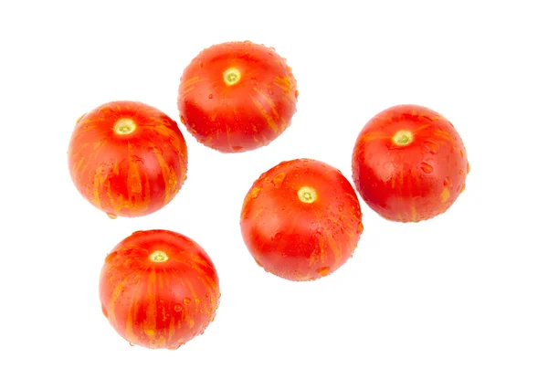 Cinco tomates cherry aislados sobre un fondo blanco — Foto de Stock