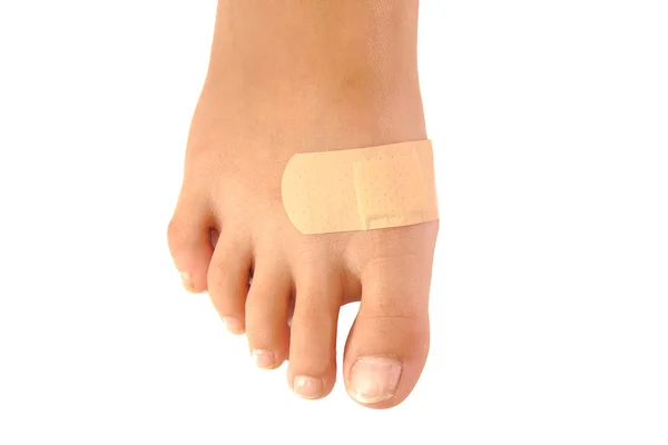 Feche de band-aid em um pé isolado. fundo branco — Fotografia de Stock