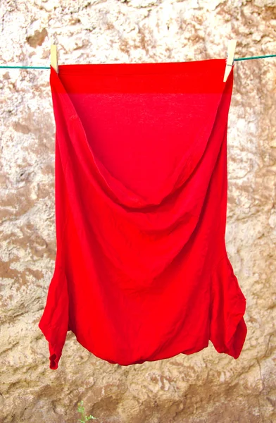 Kırmızı t-shirt bir clothesline üzerinde asılı 