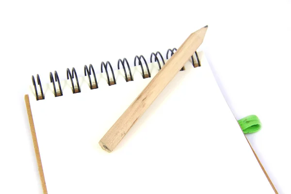 Lápiz y cuaderno aislados sobre un fondo blanco — Foto de Stock