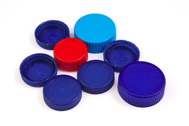 Beyaz arka plan üzerinde izole plastik kapaklar ile kompozisyon