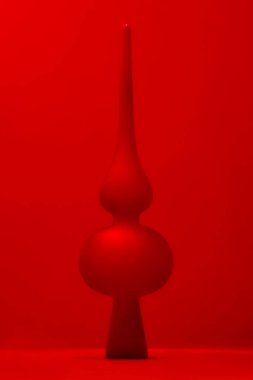 Kırmızı arka planda yeni yıl oyuncağı