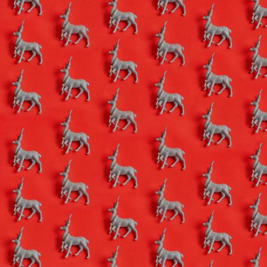 Noel oyuncaklarının arka planındaki yazı için çerçeve