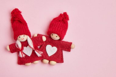 Gül arka planında tebrik kartı olan oyuncak cüceler.