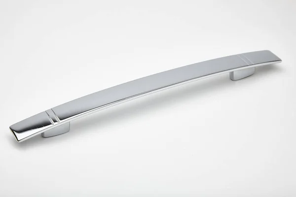 Хром металлическая дверная ручка на белом фоне — стоковое фото