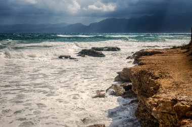 Girit sahil bulutlu gün