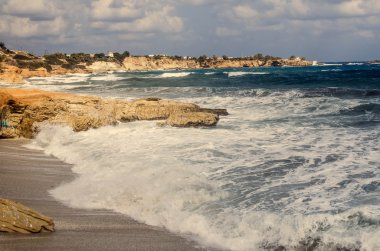 Girit sahil bulutlu gün