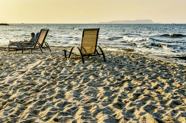 Zonsondergang op een strand — Stockfoto