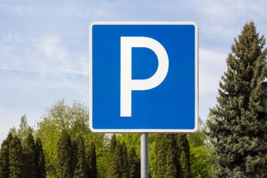 Parktaki park levhası