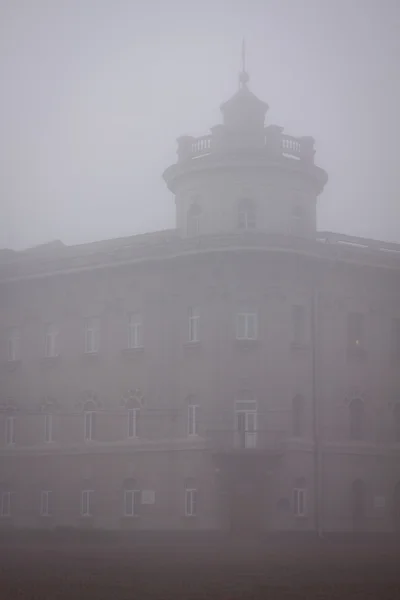 Edificio de la administración estatal del óblast de Chernigov en la niebla . — Foto de Stock