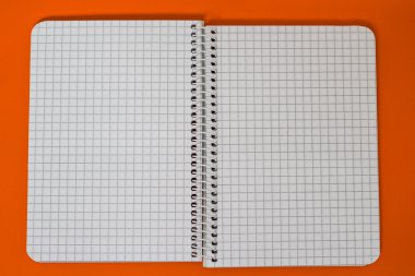 Turuncu arka plan, spiral defter.