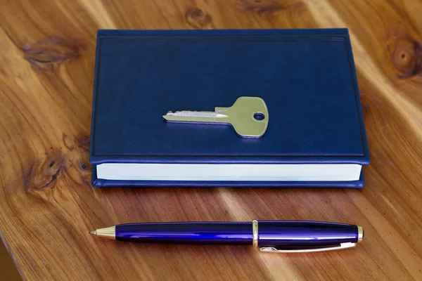 Note Pad, Pen and key. — Stock Photo, Image