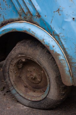 Arka tekerlek. Kirli ve paslı.