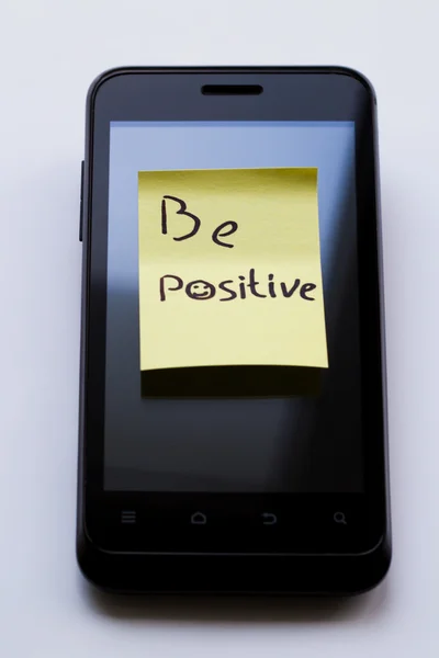 Nota adesiva gialla con "Sii positivo ". — Foto Stock