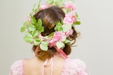 Genç kadın. Bahar görüntüsü. Arkadan Görünüm.