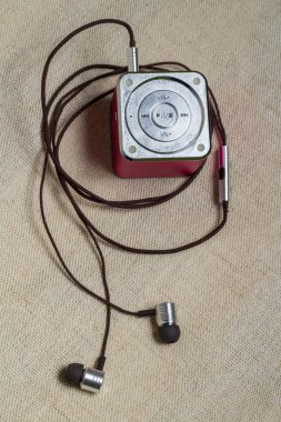 Kulaklık ve keten arka plan, mp3 çalar.