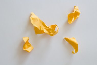 Sarı parsel kağıttan artıkları.