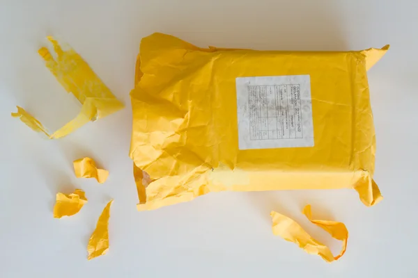 Otwarcie żółty paczke z Chin. — Zdjęcie stockowe