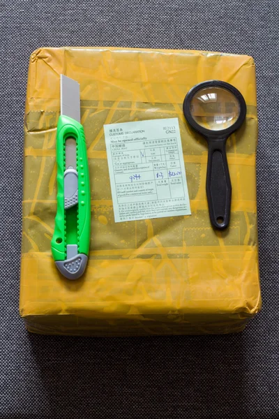 Unboxing pacote amarelo da China . — Fotografia de Stock