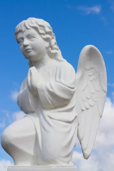 Статуя молящегося ангела. — стоковое фото