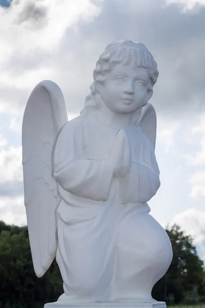 Статуя молящегося ангела. — стоковое фото