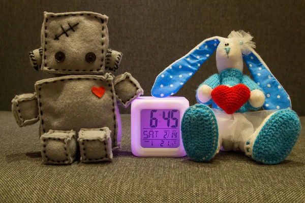 Robot e Bunny. Giocattoli morbidi a San Valentino . — Foto Stock