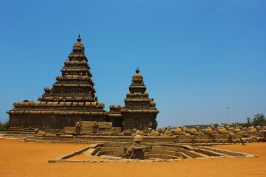 Güney Hindistan'ın Tamil Nadu bölgedeki Mahabalipuram yakınındaki kıyı tapınağın monolitik tapınaklar.