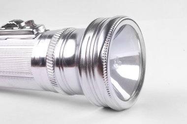 Beyaz bir arka plan üzerinde izole bir gümüş el feneri