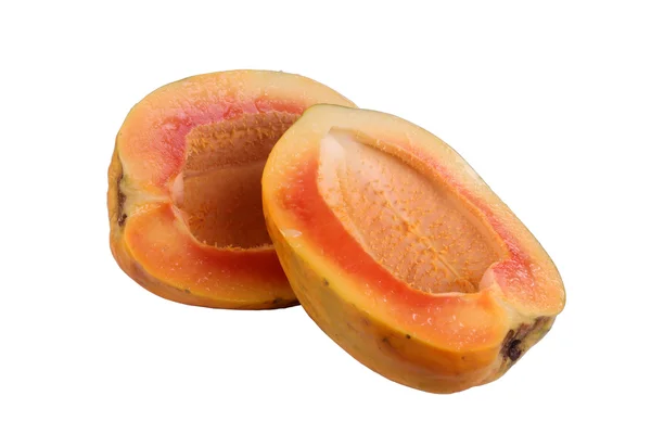 Bir bütün ve beyaz arka plan üzerinde izole yarım olgunlaşmış yemişi