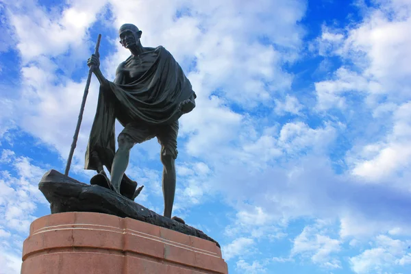 Statue of Mahatma Ghandi and blue sky — Stock Photo, Image