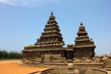 Güney Hindistan'ın Tamil Nadu bölgedeki Mahabalipuram yakınındaki kıyı tapınağın monolitik tapınaklar.