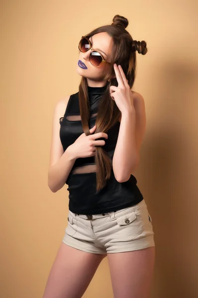 Hermosa mujer joven en gafas de sol —  Fotos de Stock