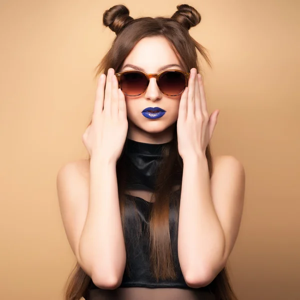 Schöne junge Frau mit Sonnenbrille — Stockfoto
