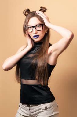 güzel bir genç kadın gözlük