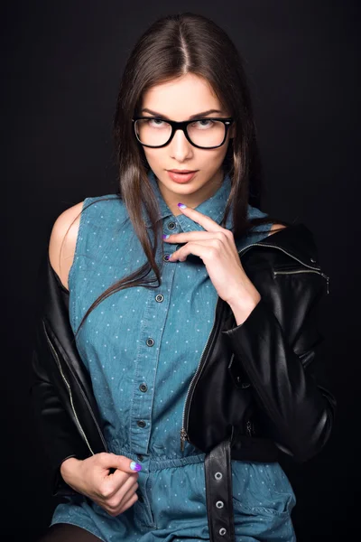 Красивая девушка в очках на черном фоне — стоковое фото