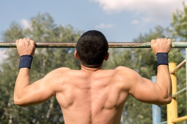 Güçlü genç atlet