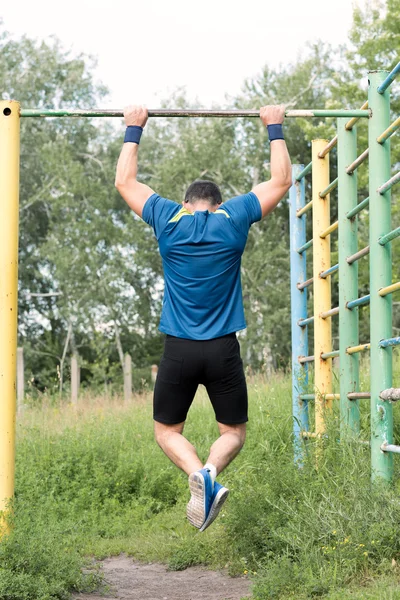 Mocny młody sportowiec — Zdjęcie stockowe