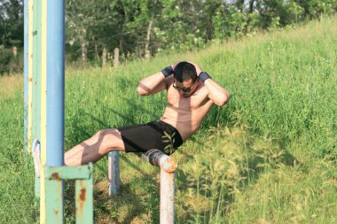 Güçlü genç atlet