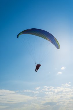 Gökyüzünde yamaç paraşütü