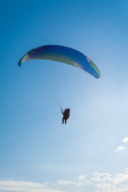 Gökyüzünde yamaç paraşütü