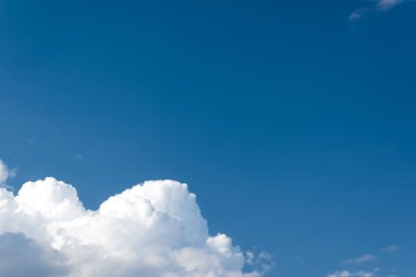 Güzel mavi gökyüzü ile hacimsel bulutlar