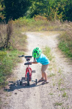 Çocuk bir bisiklet sürme