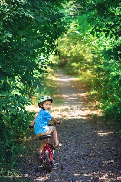 Çocuk bir bisiklet sürme