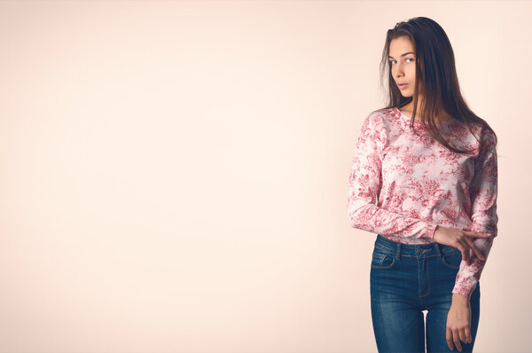 Красивая молодая женщина в повседневной одежде на светлом фоне

