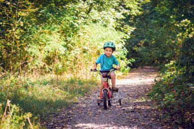 Çocuk bir bisiklet sürme