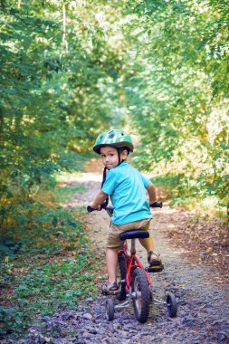 Çocuk bir bisiklet sürme