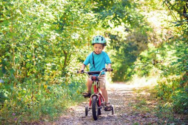 Çocuk bir bisiklet sürme