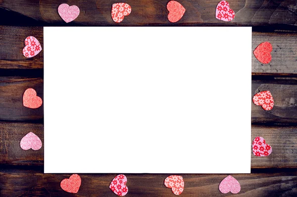 Röda hjärtan runt det vita arket — Stockfoto