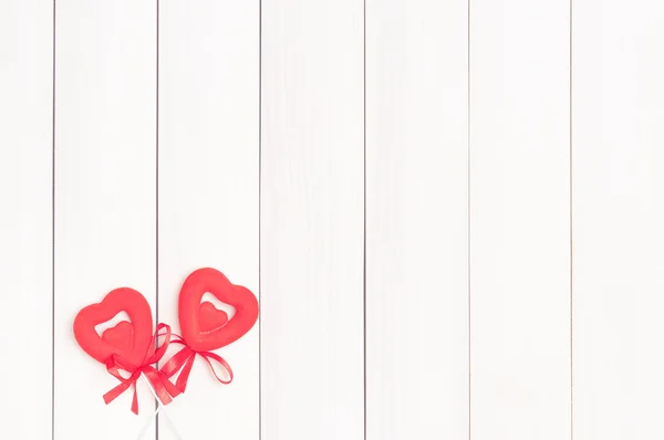 Två röda hjärtan på pinnar. — Stockfoto