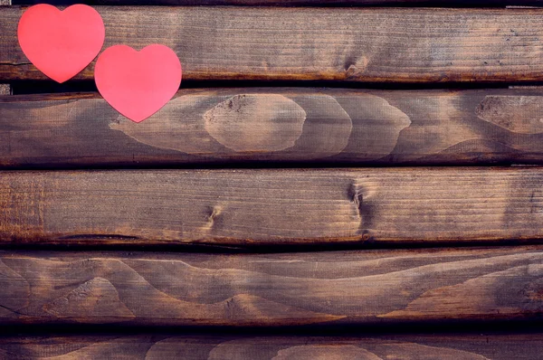 Adesivos de coração vermelho em um fundo de madeira — Fotografia de Stock